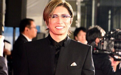 GACKTの若い頃がイケメンすぎる！卒アル写真から現在までの姿を画像とともに解説します！